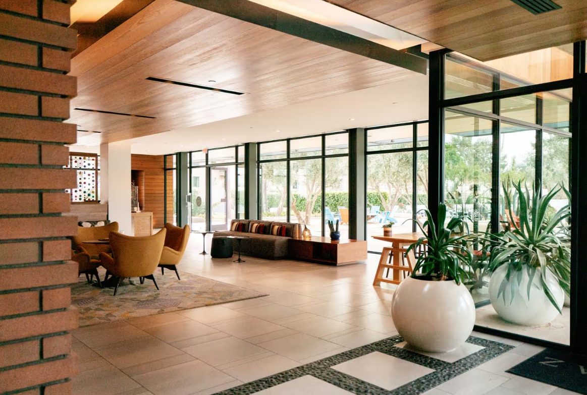 Lobby lounge
